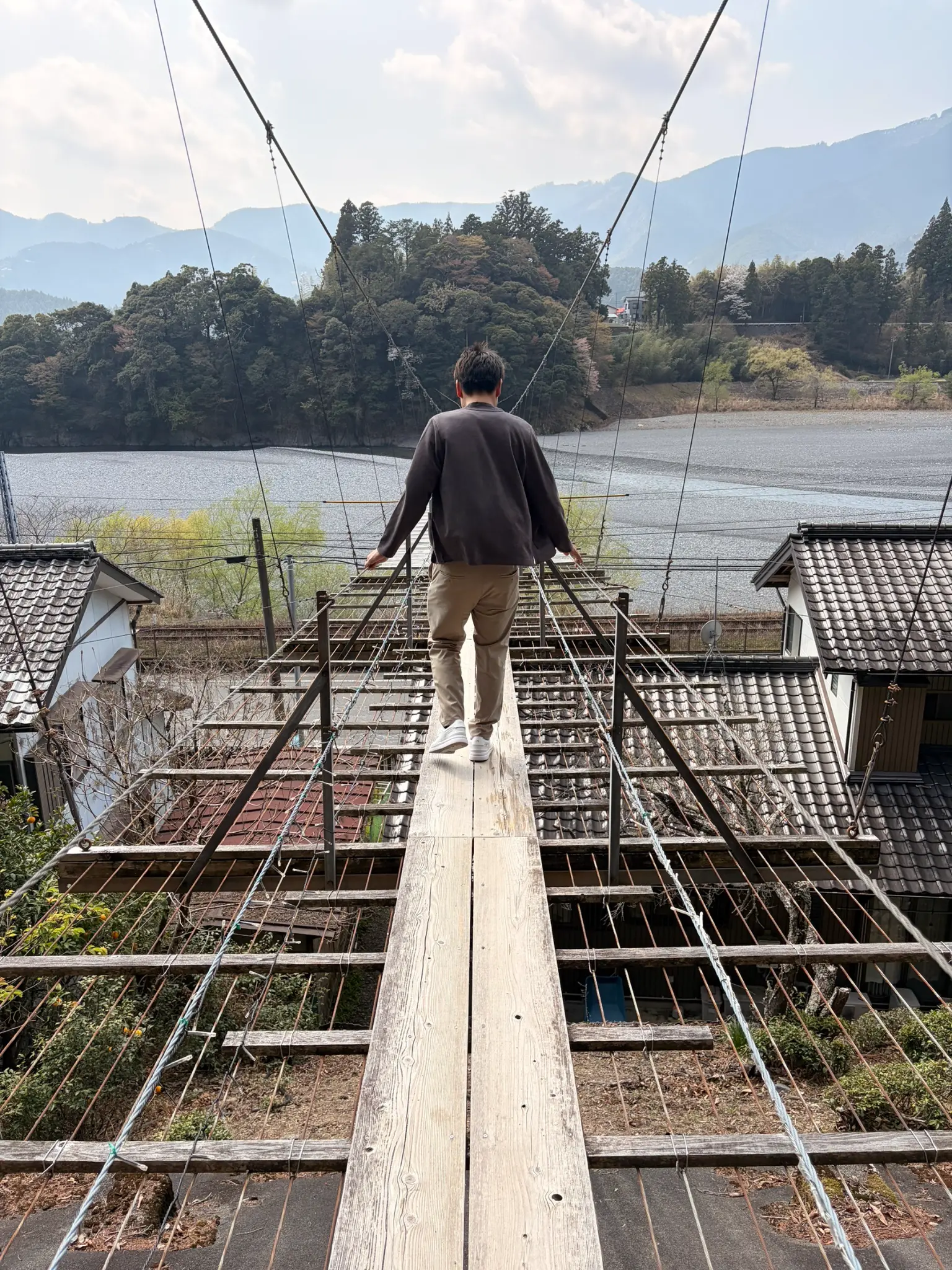 塩郷の吊り橋を渡る様子