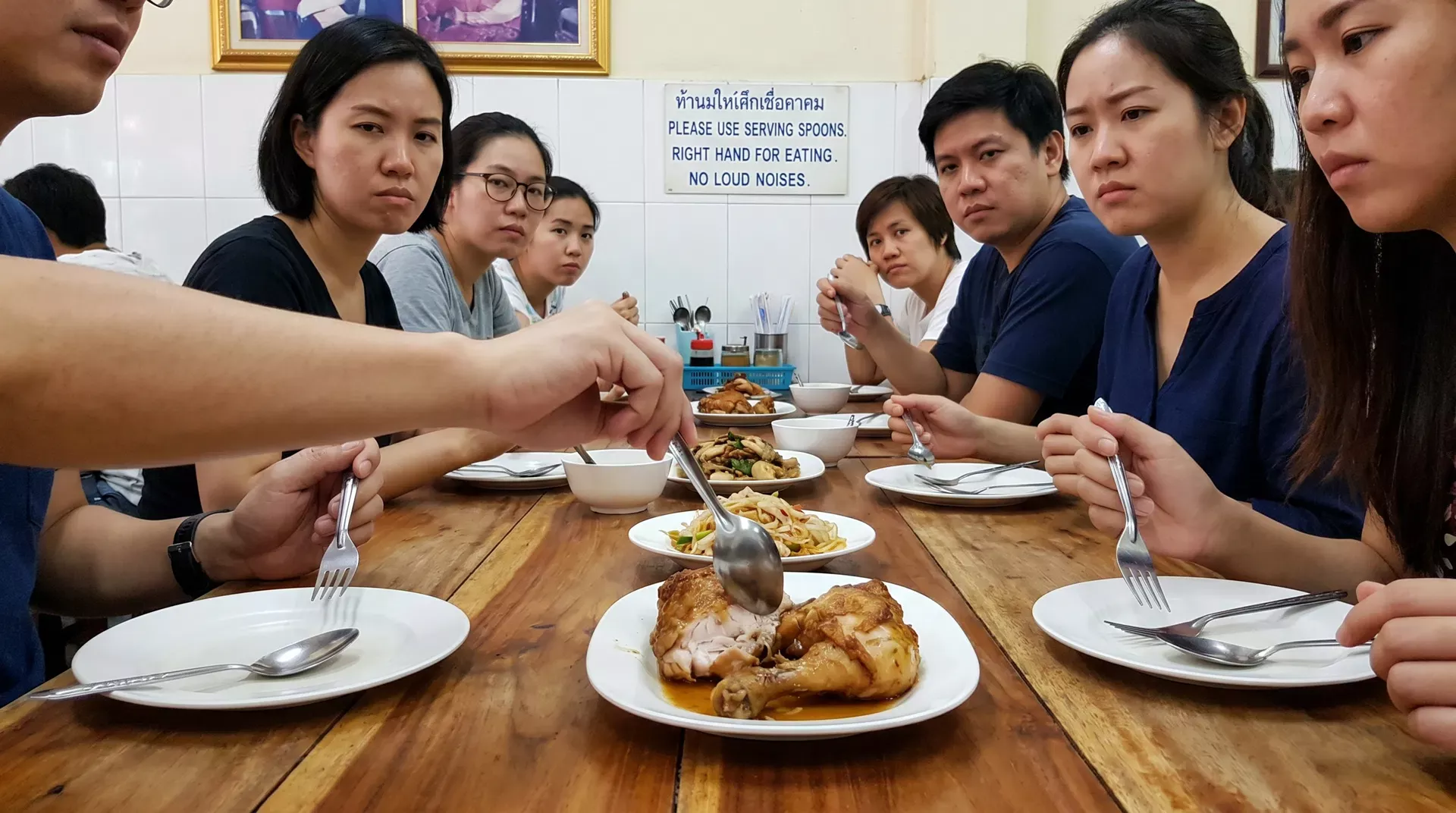 タイの食事マナー違反：左手の使用と音を立てることは厳禁