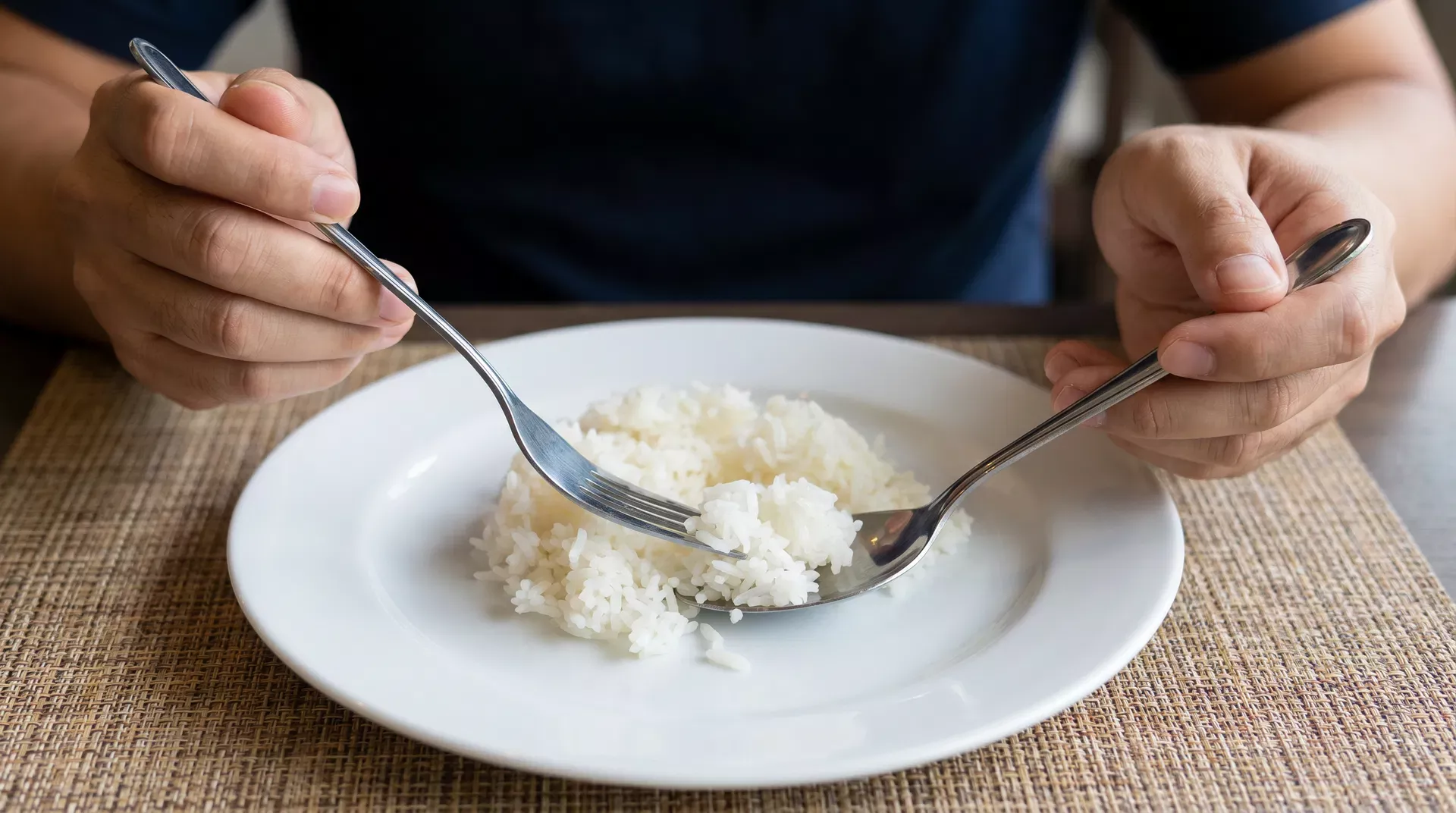 タイの食事マナー：スプーンとフォークの正しい持ち方